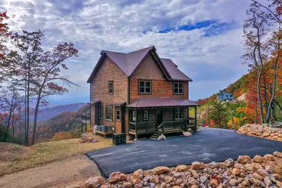 Image de Dollywood Luxury Cabin | Private Pool, Hot Tub, Game Room & Theater