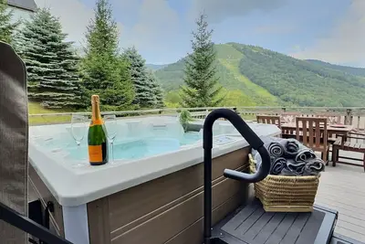 Image de SlopeSide- Pool, Grill, Hot tub, Views!