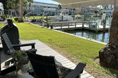 Image de Quiet condo overlooking the water.