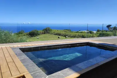 Image de piscine chauffée et vue mer imprenable