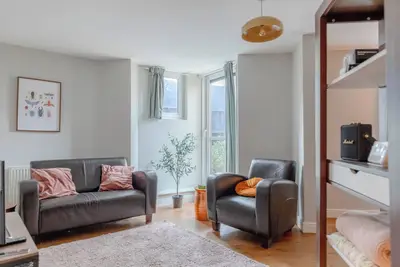 Image de Beautiful Vibrant 2 Bdr Home Balcony