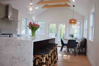 Image de Luxe, designer renovation; walk to Tyde wedding venue, shops & beach! \n