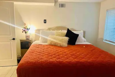 Entire 2br Apt + King Bed & 120\" Projector