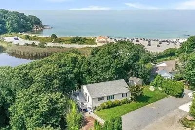 Image de Across from Old Silver Beach