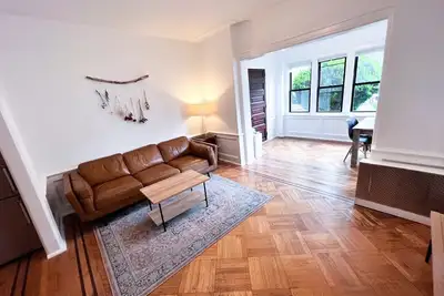 Image de renovated townhouse parlor level 2 bed 1. 5 bath pvt garden close to prospect pk