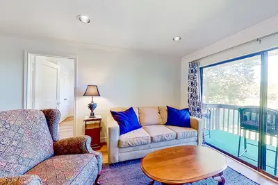 Image de Lakefront dog-friendly condo with lake views, pool, Bbq area, balcony, elevators
