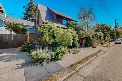 Image de Craftsman house in great location with patio, streaming, workspace, W/D, & Ac