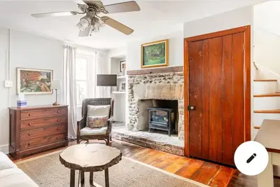 Image de Trinity Cottage in Manayunk, Walk to Main Street, in the heart of Manayunk