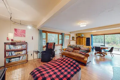 Image de Enchanting dog-friendly alpine retreat with hot tub, deck, fire pit, W/D & views