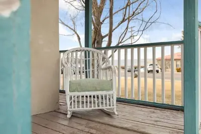 Image de Charming Historic Home-30 mins to Greer-Sleeps 9- Mountain Thyme Cottage, yard\n\n