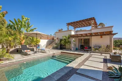 Image de Private Oasis with Heated Pool, Walk to Town!