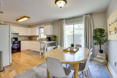 Image de 3 Mi to Riverwalk: Pet-Friendly Home w/ Yard!