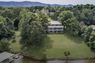 Image de Smith Mountain Lake luxury, Dog-friendly, Wifi, pooltable, hot tub, kayaks, dock