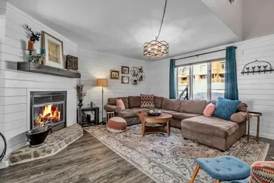 Image de Modern Townhome with Decks, Fireplace & Mountain Views