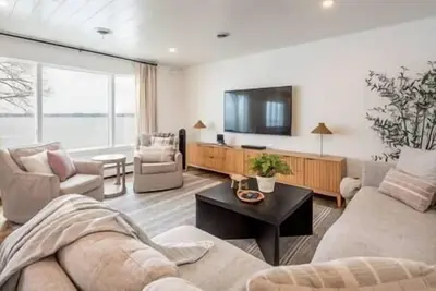 Image de Moonglade House on Lake Carlos