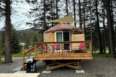 Image de New creekside yurt with mountain views next to a Salmon run creek!