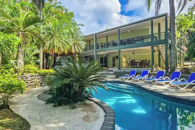 Image de 5-Bedrm Family Oasis: Private Lodge w Pool, Sleeps 14, 3 Apartments, Free Wifi