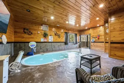 Image de 3 Bedroom, Sleeps 10, Close to town w Pool, Hot Tub, Sauna and Game Room!