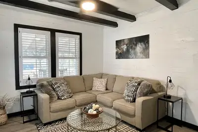 Image de Renovated Calera Farmhouse Home!