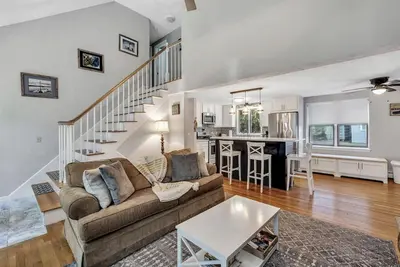 Image de Classic cozy Cape Cod house