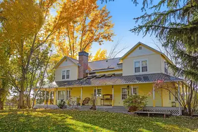 Gorgeous dog-friendly mountain escape with wraparound deck, & views