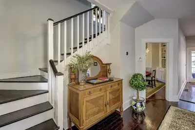 Image de A charming cottage nestled in the historic Fostoria Neighborhood.