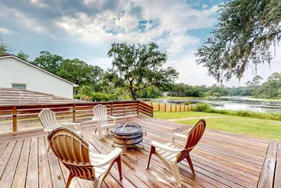 Image de Updated waterfront home with spacious outdoor living area, gaming room