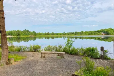 Image de Charming lakefront home with fireplace, beach access & pool table - near skiing