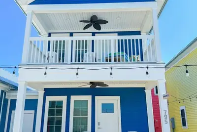 Image de Mermaid Tales: 1 Bed/1 Bunk Room Lakeside Cottage w/ Hot Tub!