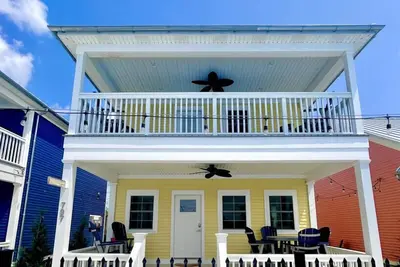 Image de Grand Sunrise - Spacious Lakeside Cottage w/Hot Tub!