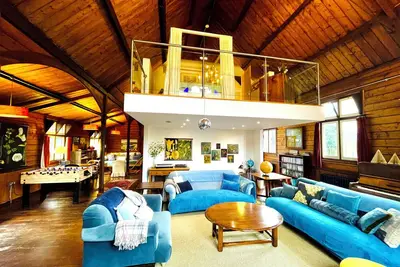 Image de Unique, quirky tin tabernacle perfect for cozy group getaways, near coast & pub