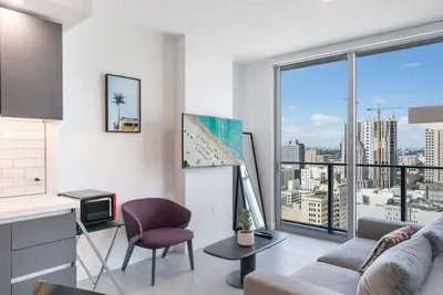 Image de King Bed • Skyline Views • Pool • Walk Everywhere