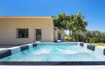 Villa Avo, 2 Bd, 2 Ba, private heated jacuzzi!