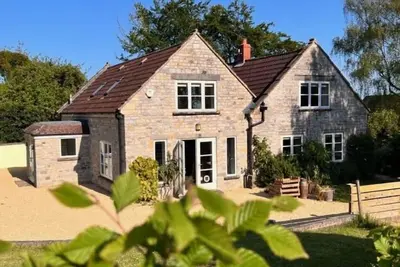 Image de Farmhouse located on an English vineyard offering rustic luxury.