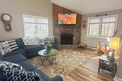 Image de Sleek 2br Kettlebrook Condo with Fireplace, Ski-in/Ski-out