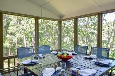 Image de 4 Mins to Wellfleet Village, Screened sunroom!