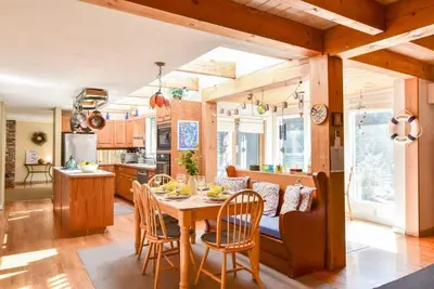 Image de Beautiful, private & spacious, great location, large outdoor stone patio!