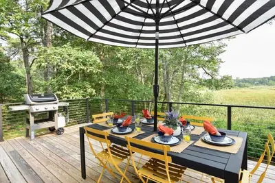 Image de Eclectic Wellfleet Style Home near Lt. Island!