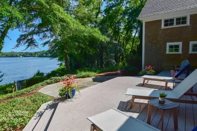 Image de Pristine waterfront oasis, plus game room, jacuzzi and home office!