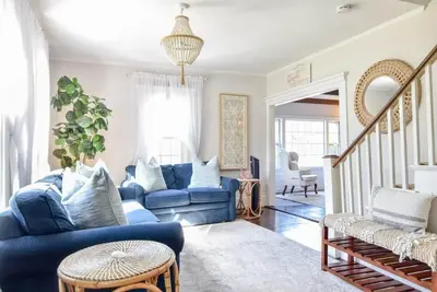 Image de Antique Dennis getaway with firepit & Ev charger, Dog friendly!