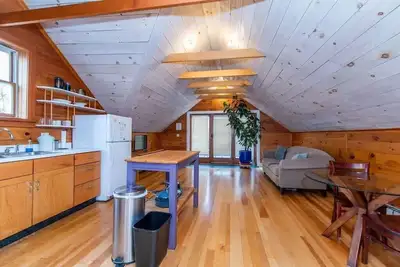 Image de Bright and Cozy Prvt Treehouse Apt Near downtown!