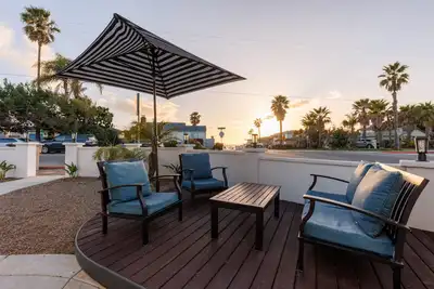 Image de Ideal Beach House - Walk to Beach + Hot Tub + A/C