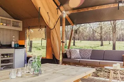 Image de 2 Tentes Lodge, inspiration \"tente safari\" bois et toile, cĂ´te Ă cĂ´te, 12 pers