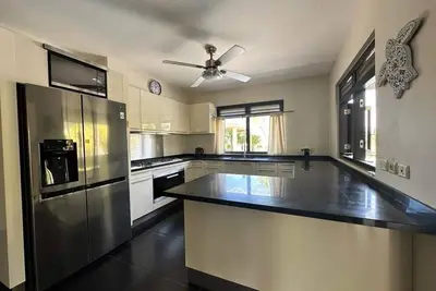 Image de Prachtige Vrijstaande Villa aan het Water met Zwembad Voor 6 Pers\/ 3 Slaapkamers