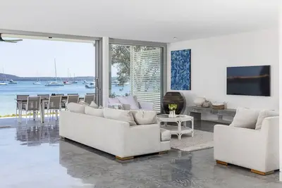 Image de Whitehouse On The Water - Palatial Home on Idyllic Beach