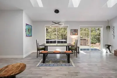 Image de Quail Park Haven in Nw! King Beds & Hot Tub