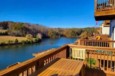 Image de Lakefront on quiet cove, stylishly updated with modern amenities, 3 decks, Blackstone, kayak