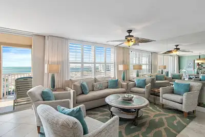 Image de 2br Penthouse with Panoramic Views + Private Beaches | Magnolia House 602
