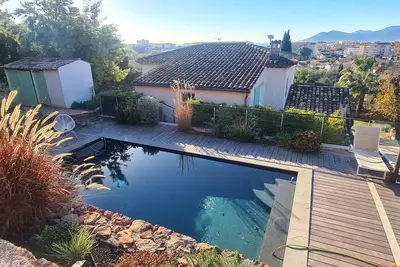 Image de Maison avec terrasse et piscine à deux pas de la mer.