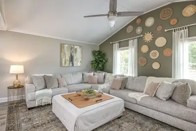 Image de Coastal Comfort - Perfect for Groups - Games + Deck